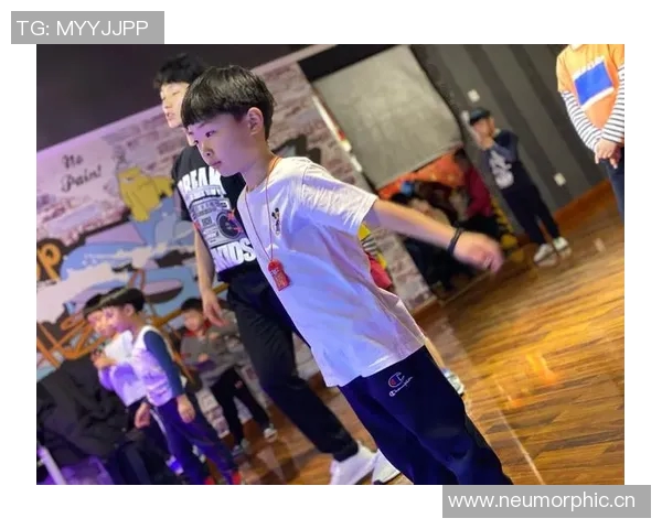 杭州街舞队与上海街舞队赛后复盘分析团队协作的成功与不足之处